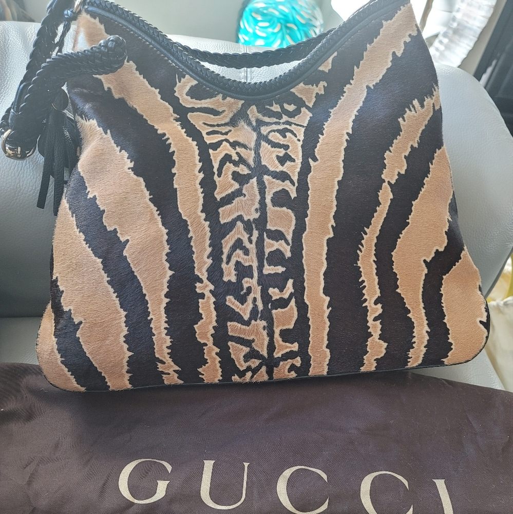 Gucci shoulder/tote bag in animal print calf hair and black leather
